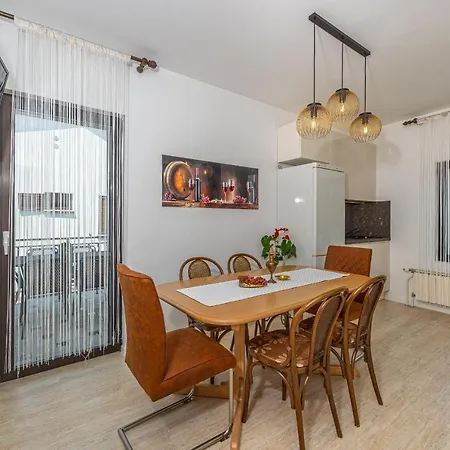 Laura Apartment