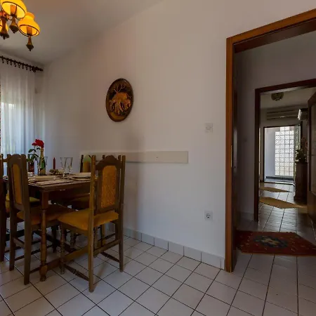Laura Apartment